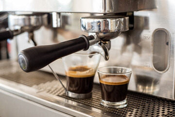 Dos cafés solo en cafetera de bar