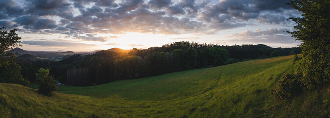 Blick auf ländliche Landschaft  bei Sonnenuntergang