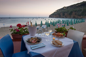 tavolo al ristorante riva mare