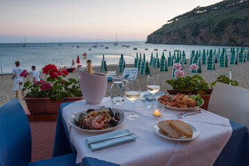 Fototapeta na wymiar tavolo al ristorante riva mare