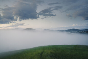 In Nebel gehüllter Pfad auf einem Hügel am Morgen