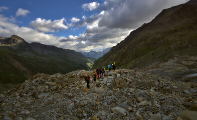 Fototapeta na wymiar Mountain trekking group in the austrian alps on their way to Taschachferner