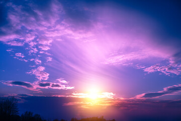 Kleurrijke bewolkte hemel bij zonsondergang. Overgangskleur. Hemel textuur. Abstracte natuur achtergrond