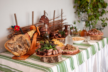 Hamon and different snacks on the table
