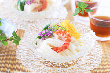 錦糸卵と車海老を乗せたそうめん