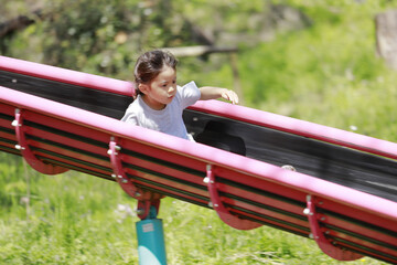 滑り台で遊ぶ幼児(5歳児)