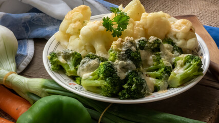 Blumenkohl Broccoli mit Parmesan überbacken