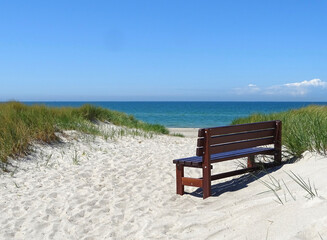 Ostsee Strand mit Bank