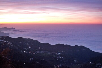 Obraz premium landscape view of sunrise over the mountains with fog & clouds