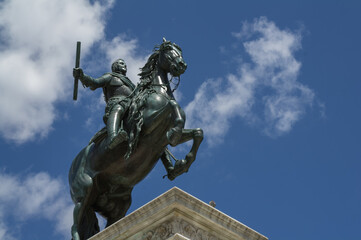 Fototapeta na wymiar rzeżba niebo chmury błękit posąg