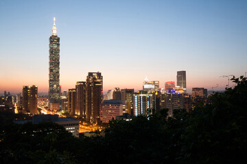 Fototapeta na wymiar Taipei 101 Tower with sunset sky