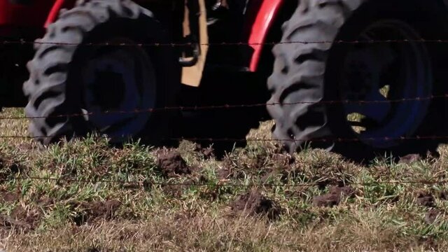 Close up de trator arando a terra