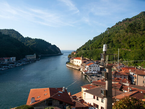Group of houses of the Pasai Donibane people (San Juan) in the Bay of Pasajes, San Sebasti&aacute;n, Espa&ntilde;a