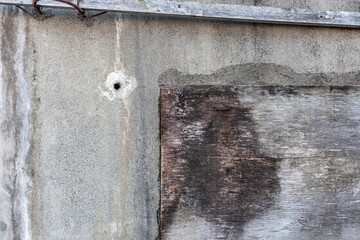 古いベニヤ板とコンクリートの外壁