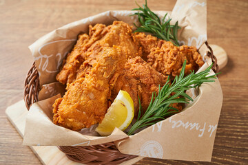 ４つの部位を盛り合わせた骨付きのフライドチキン