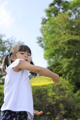Fototapeta premium フリスビーをする幼児(5歳児)