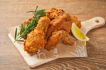 ４つの部位を盛り合わせた骨付きのフライドチキン