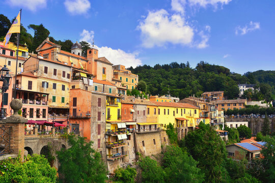 Nemi, belvedere.

Nemi, un bellissimo paesino famoso per le sue coltivazioni di fragole che si affaccia sull'omonimo lago situato nei Castelli Romani.