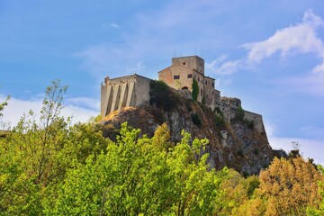Fototapeta na wymiar Verucchio, Rimini, Emilia-Romagna, Italia-Rocca Malatestiana. Una vista del castello dalla strada che porta al centro storico.