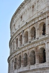 Fototapeta premium Roma, Lazio, Italia- Colosseo.Uno dei monumenti più famosi al mondo, il Colosseo, è tornato al suo antico splendore dopo un recente restauro. 
