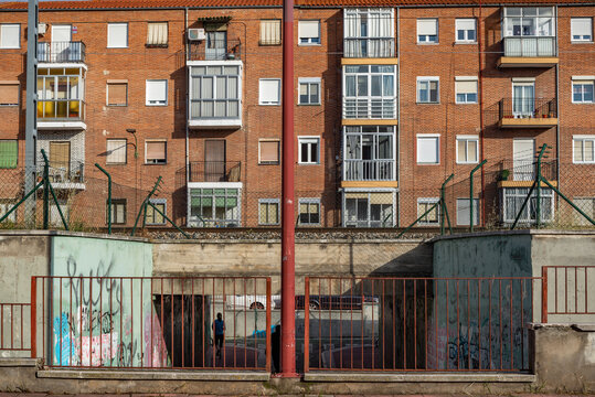 edificios en un barrio humilde de Europa con casas pobres