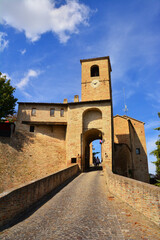 Fototapeta na wymiar Montegridolfo, Rimini-Porta del borgo.La porta d'accesso al castello di Montegridolfo, un bellissimo paesino circondato da mura medievali situato al confine tra Marche ed Emillia-Romagna.