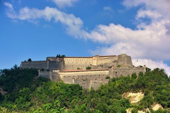 Gavi, Alessandria, Piemonte.

Il forte di Gavi &egrave; una fortezza storica costruita dai genovesi e sorge su uno sperone roccioso che domina l'antico borgo di Gavi, da cui prende il nome.
