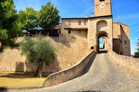 Montegridolfo, Rimini-Porta del borgo.

La porta d'accesso al castello di Montegridolfo, un bellissimo paesino circondato da mura medievali situato al confine tra Marche ed Emillia-Romagna.