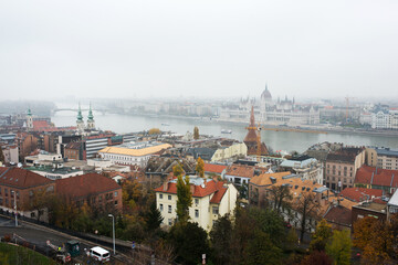 Fototapeta na wymiar Vista de Budapest desde el Bastiòn de los Pescadores