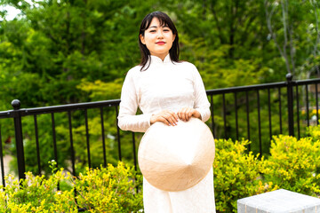 アオザイを着た女性