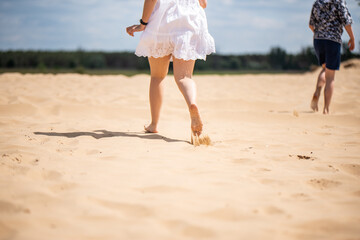 Biegająca dziewczyna na plaży