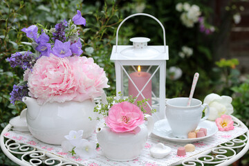 Tischdekoration in Weiß und Pink mit Teekannen, Blumen und Laterne