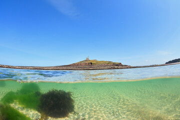 Obraz premium erquy (cote armor ) - plage saint michel avec son ilot