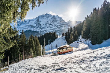 Bergbahn von Lauterbrunnen auf Mürren, Berner Oberland, Jungfrau im Winter. Schnee im Gegenlicht. Schweiz