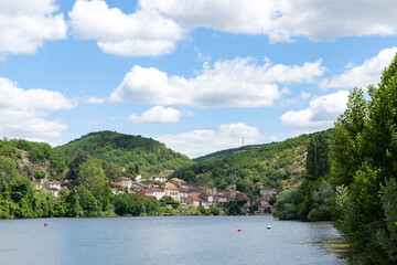 Fototapeta premium Village de Laroque-des-Arcs au bord du Lot, Occitanie, France