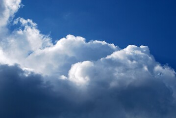 Naklejka na ściany i meble chmury na tle błękitnego nieba