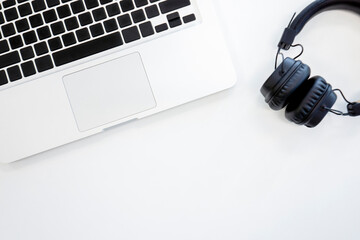 Mock up image of computor laptop on white table. blank woking space concept.