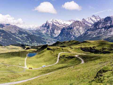 Mit dem Postauto von Grindelwald auf den M&auml;nnlichen, im Hintergrund das Wetterhorn und das Schreckhorn, Berner Oberland, Schweiz