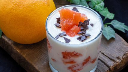 Grapefruit mit Joghurt auf einem Holzbrett