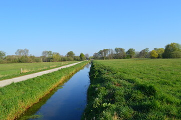 Traditionelle Niederrhein-Landschaft bei Grefrath-Oedt mit Feldern, Wanderweg und Entwässerungskanal