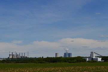 Braunkohle-Kraftwerke am Horizont in der Nähe von Niederaußem am von Dürre geplagten Niederrhein im Sommer 2020 