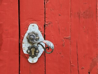 Alter Türgriff  auf roter Holztür
