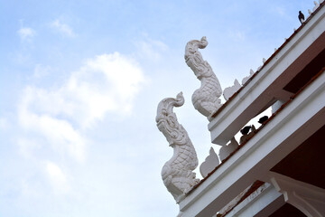 Obraz premium Buddhist Temple top of white roof and eaves public location in thailand
