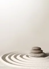 Rolgordijnen Japanse zen tuin meditatie steen, concentratie en ontspanning zand en rots voor harmonie en balans © Belight