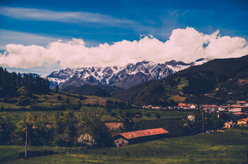 Naklejka premium Paseos entre montaña