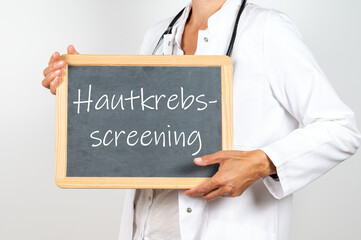 Hautarzt mit einer Tafel Hautkrebs Screening