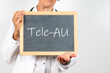 Arzt mit einer Tafel Tele-AU