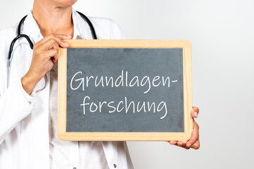 Arzt mit einer Tafel Grundlagenforschung