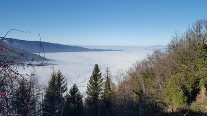 mer de nuages au dessus du lac d'Annecy