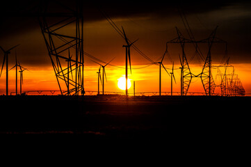 Atardecer entre torres el&eacute;ctricas